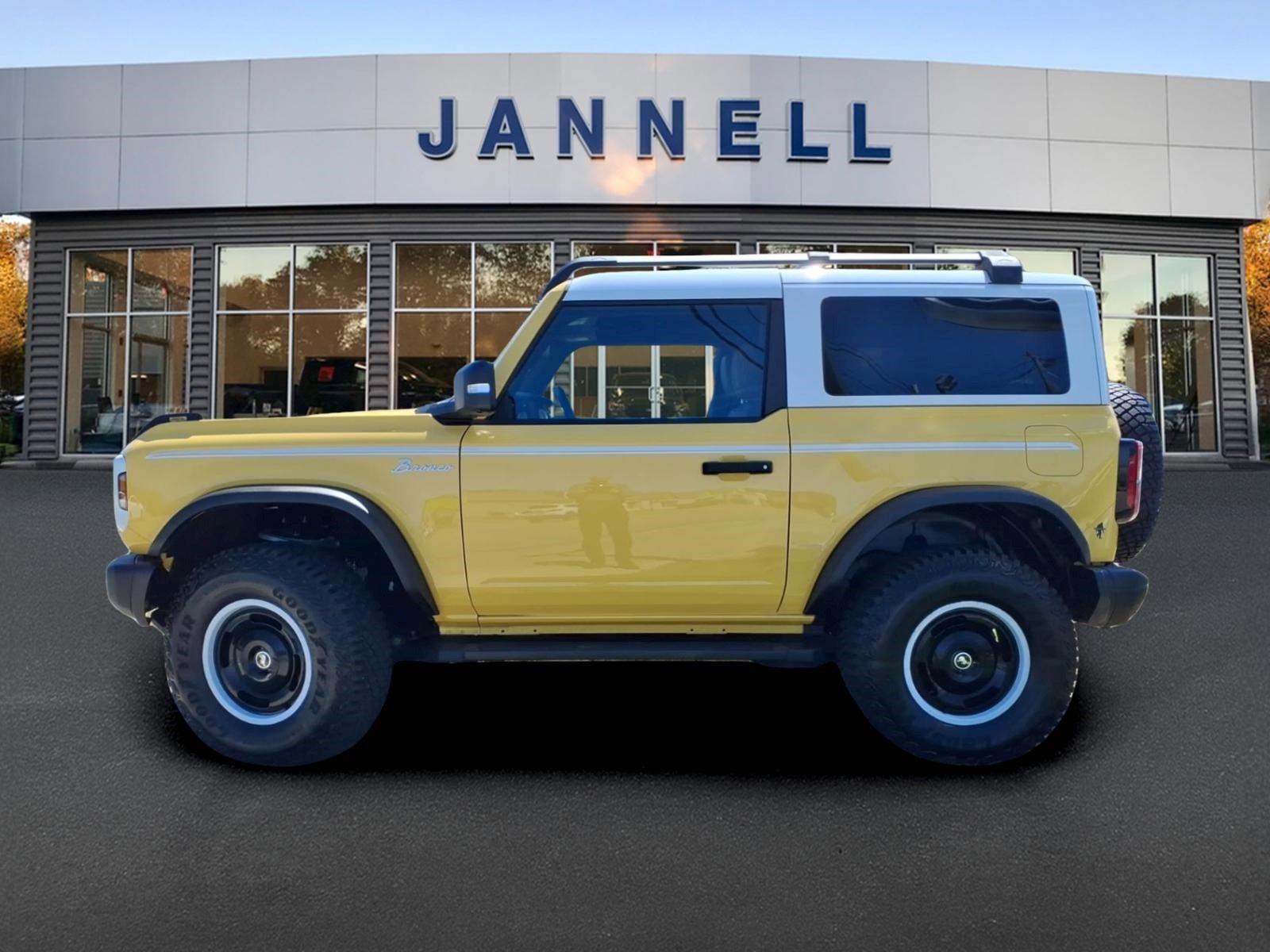 Used 2024 Ford Bronco Heritage Edition AWD/4WD image 4