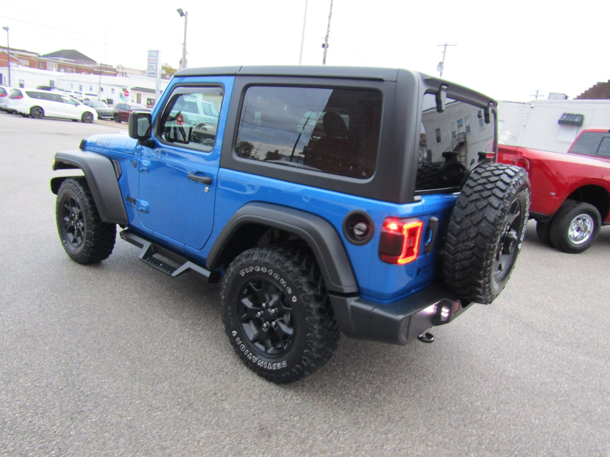 Used 2023 Jeep Wrangler Willys AWD/4WD image 5