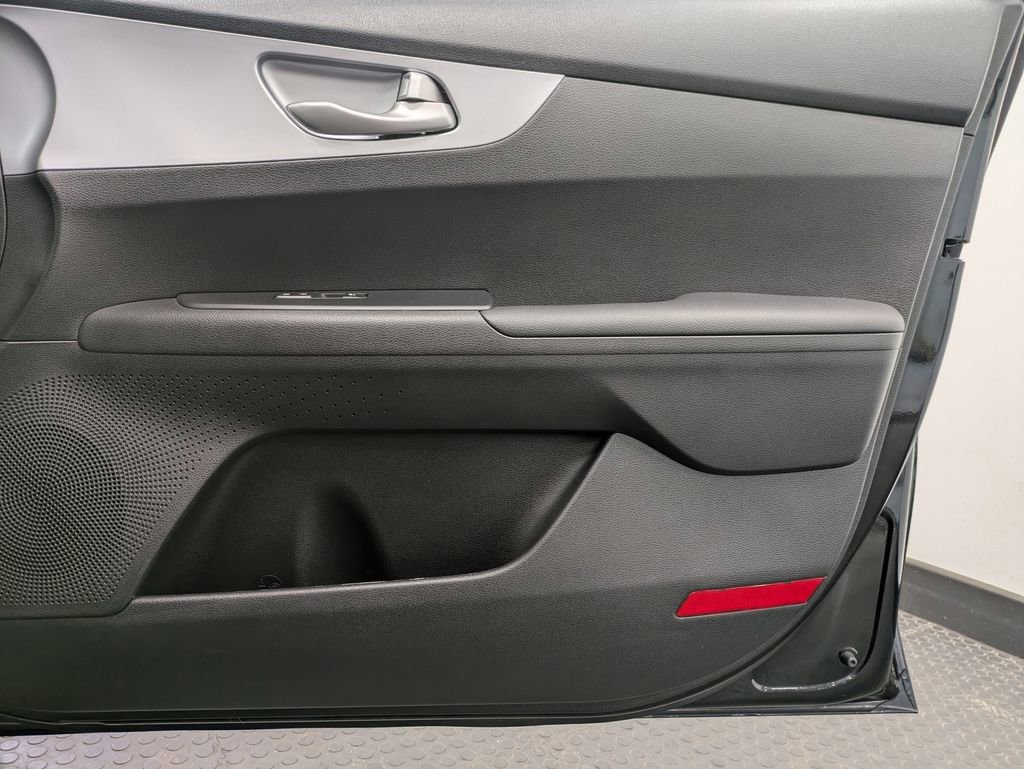 Used 2023 Kia Forte LXS image 28