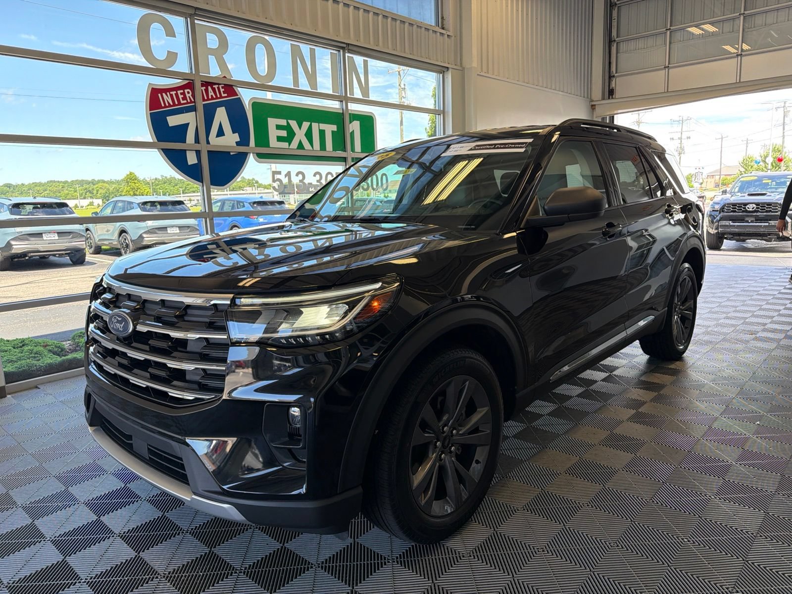 Used 2025 Ford Explorer Active w/ Active Comfort Package AWD/4WD image 3