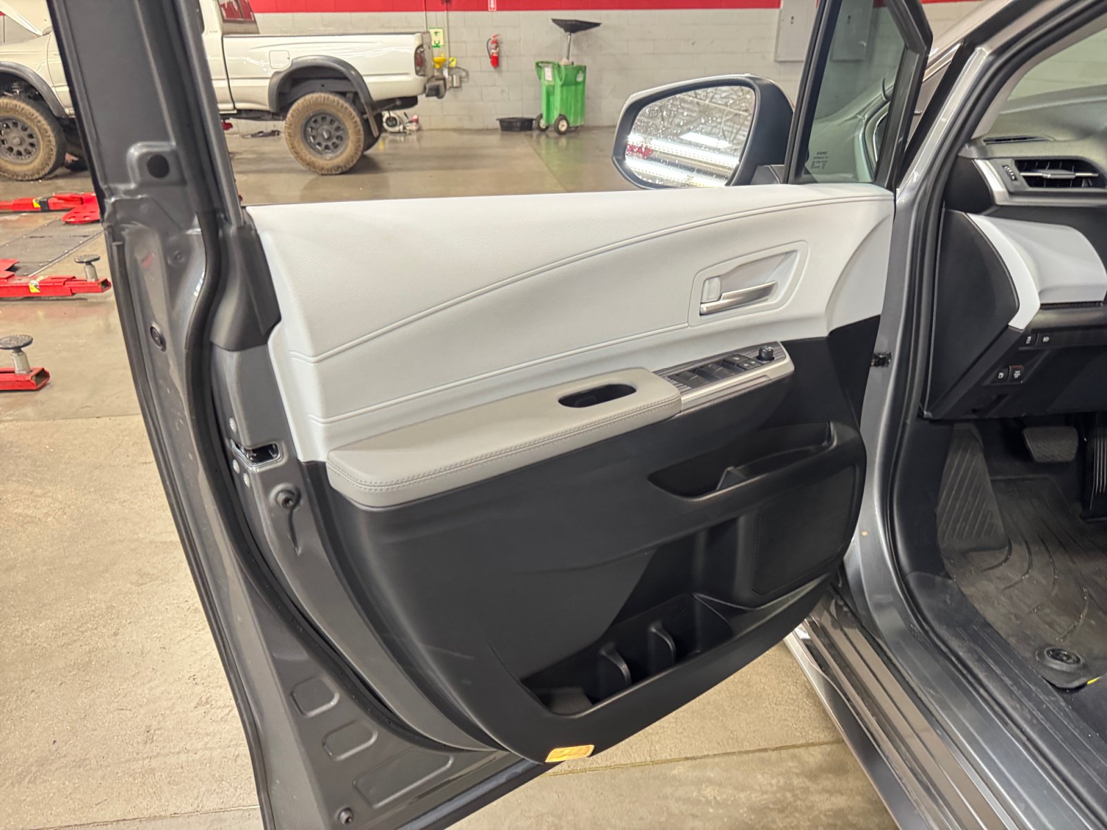 Certified 2026 Toyota Sienna XLE FWD image 13