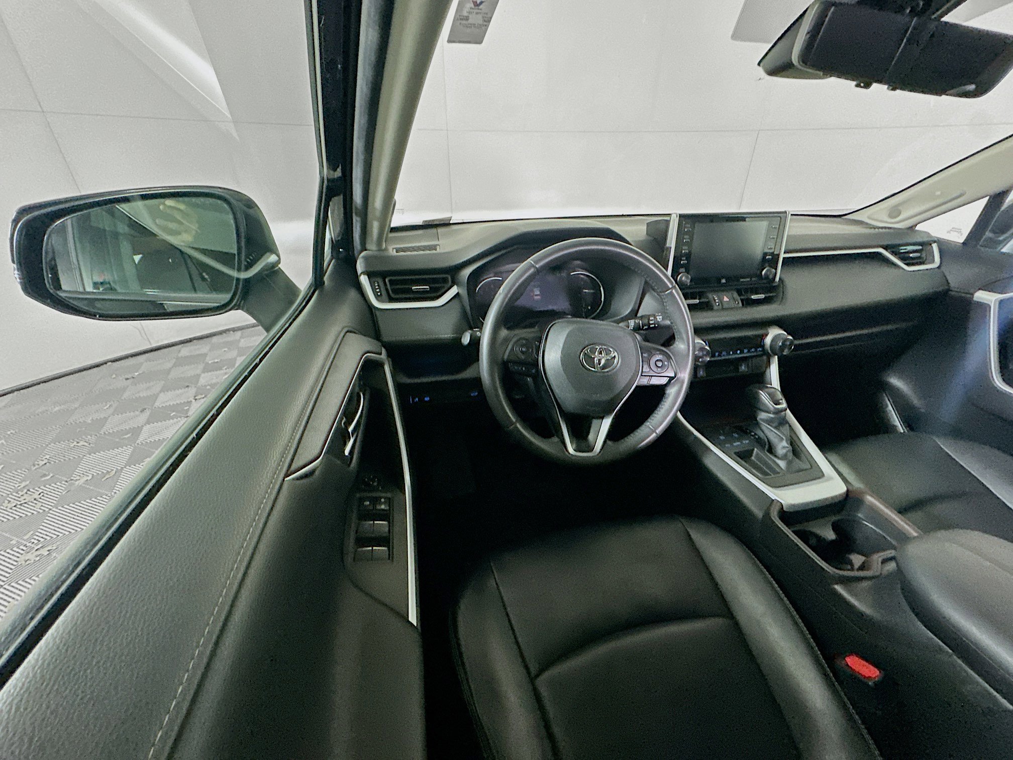 Used 2020 Toyota RAV4 Limited image 18