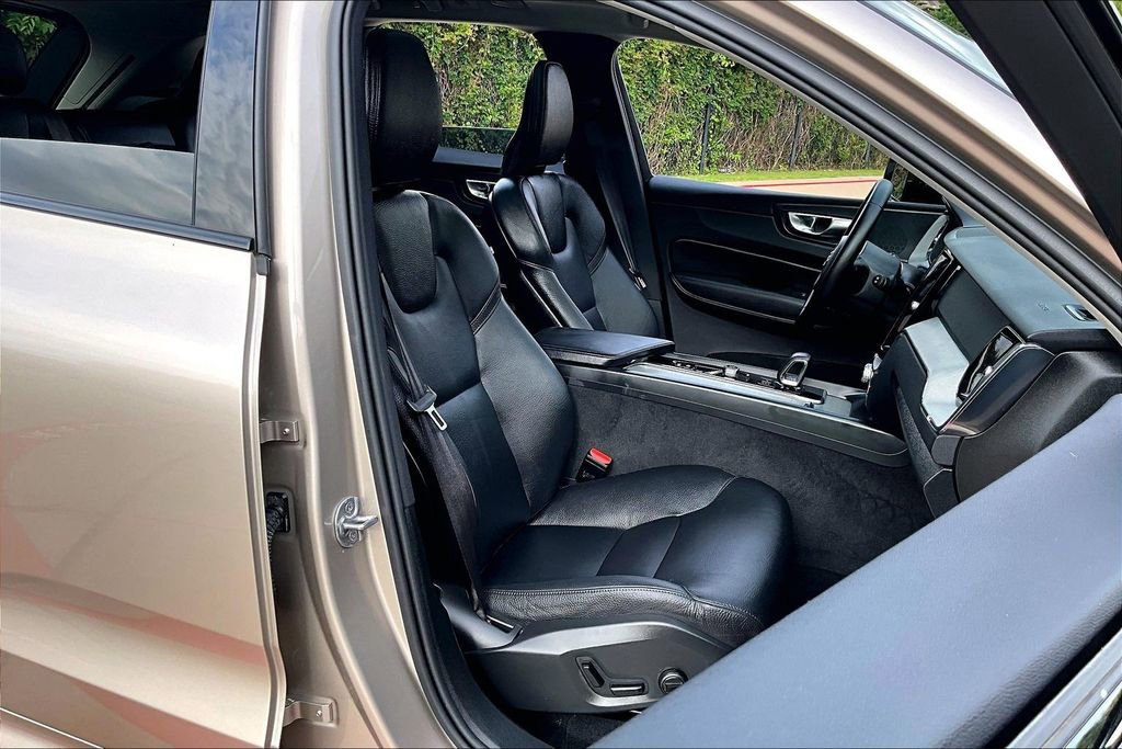 Used 2025 Volvo XC60 B5 Plus AWD/4WD image 10