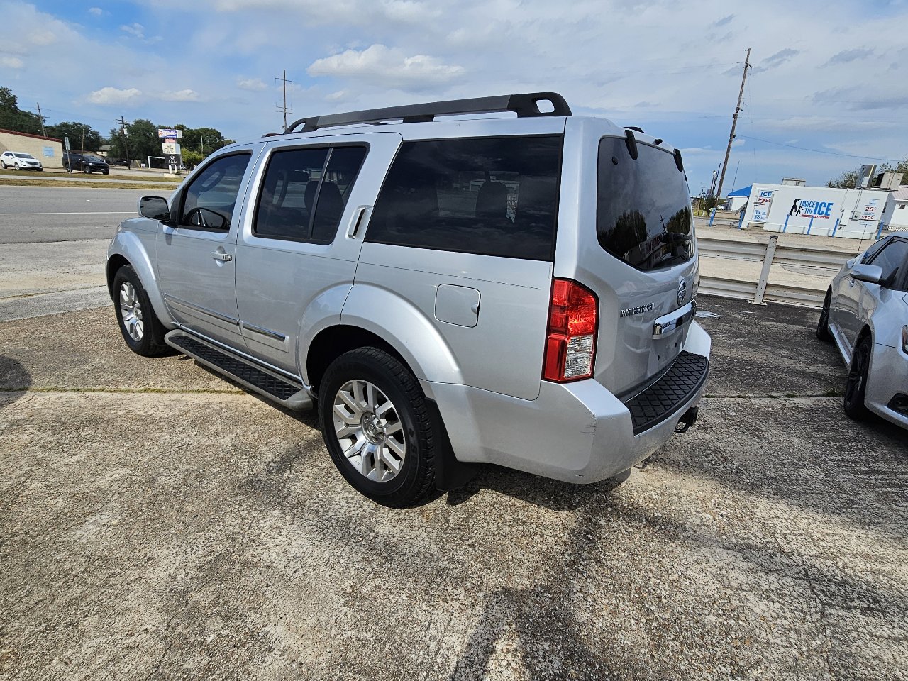 Used 2012 Nissan Pathfinder LE image 5