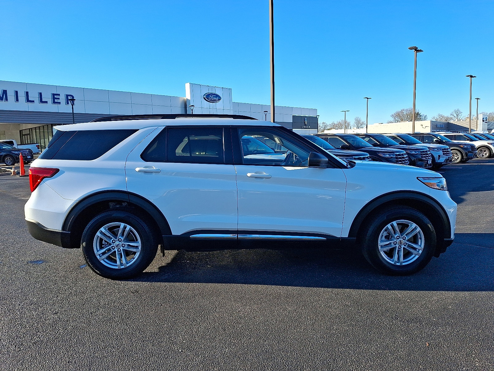 Used 2023 Ford Explorer XLT w/ Equipment Group 202A image 7