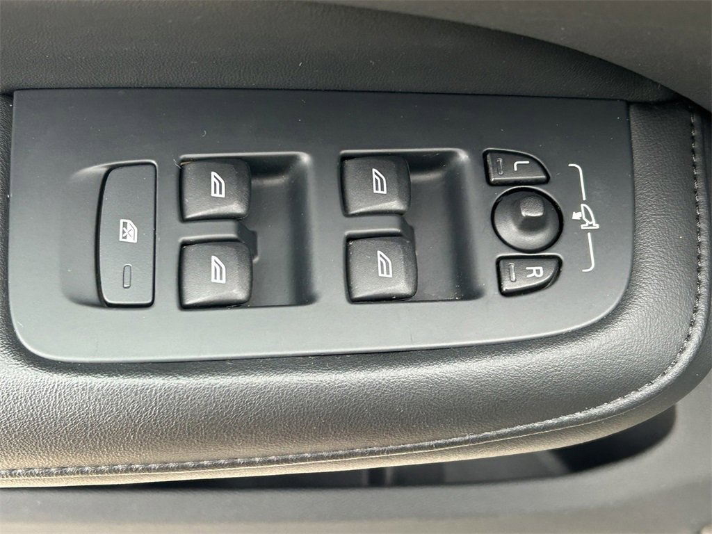 Used 2024 Volvo S60 B5 Core image 23