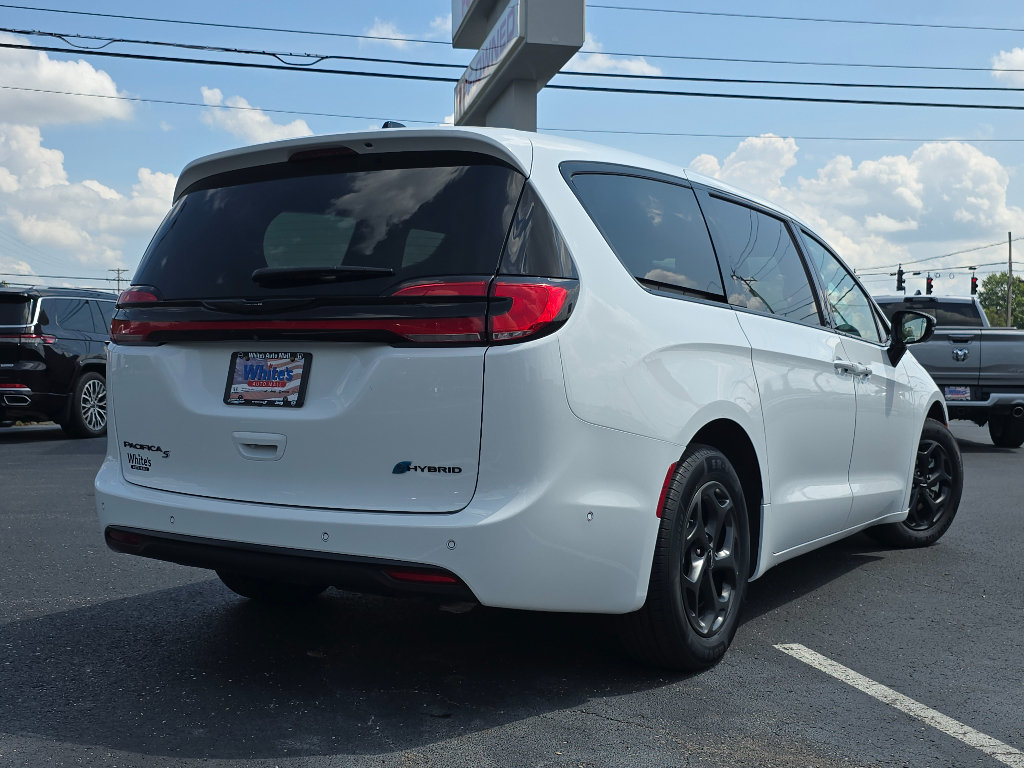 Used 2024 Chrysler Pacifica Limited FWD image 8
