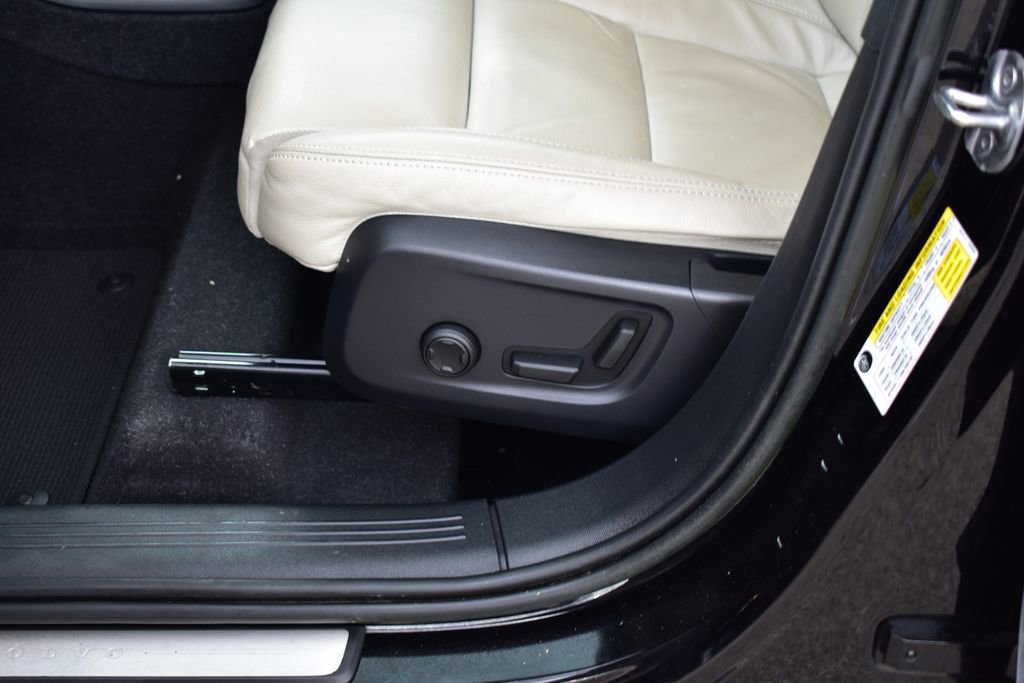 Used 2023 Volvo XC40 B5 Plus image 18