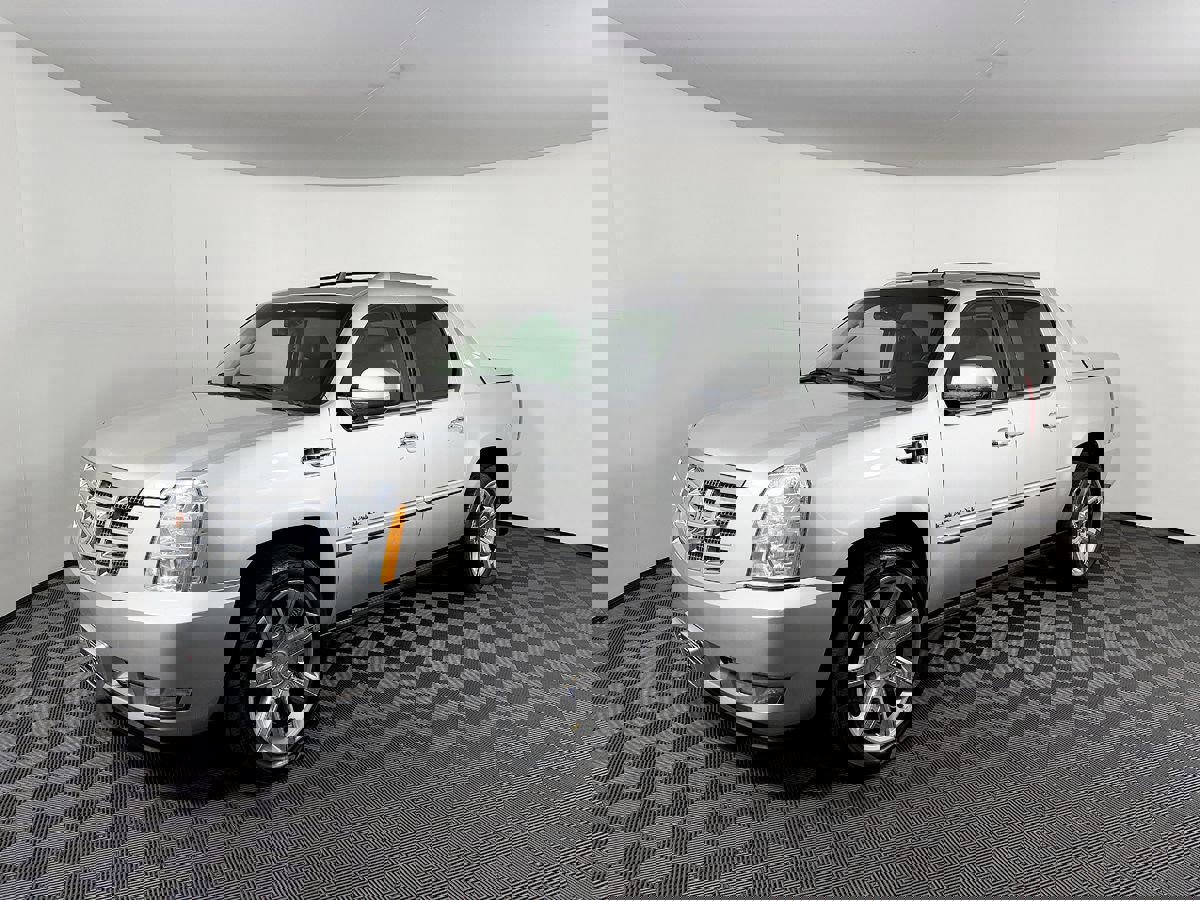Used 2010 Cadillac Escalade EXT Premium image 2