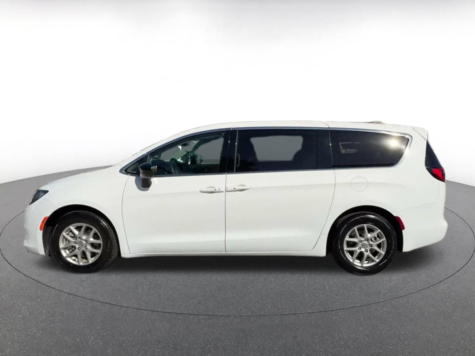 Used 2024 Chrysler Voyager LX FWD image 8