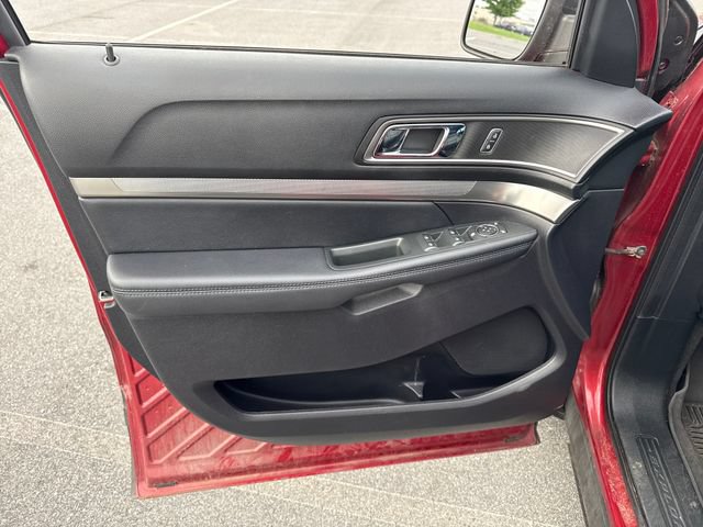 Used 2019 Ford Explorer XLT w/ Equipment Group 202A AWD/4WD image 24