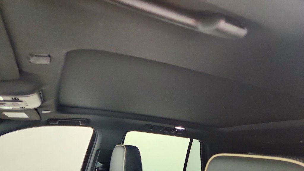 Used 2021 GMC Yukon SLT w/ SLT Premium Package image 10