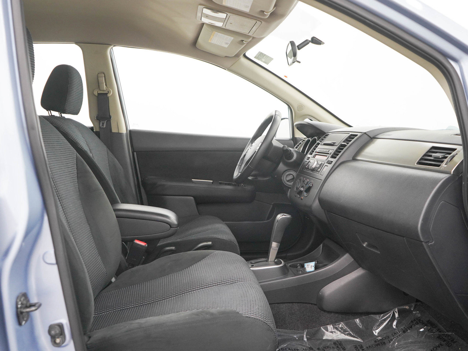 Used 2011 Nissan Versa Hatchback w/ Premium Pkg FWD image 11
