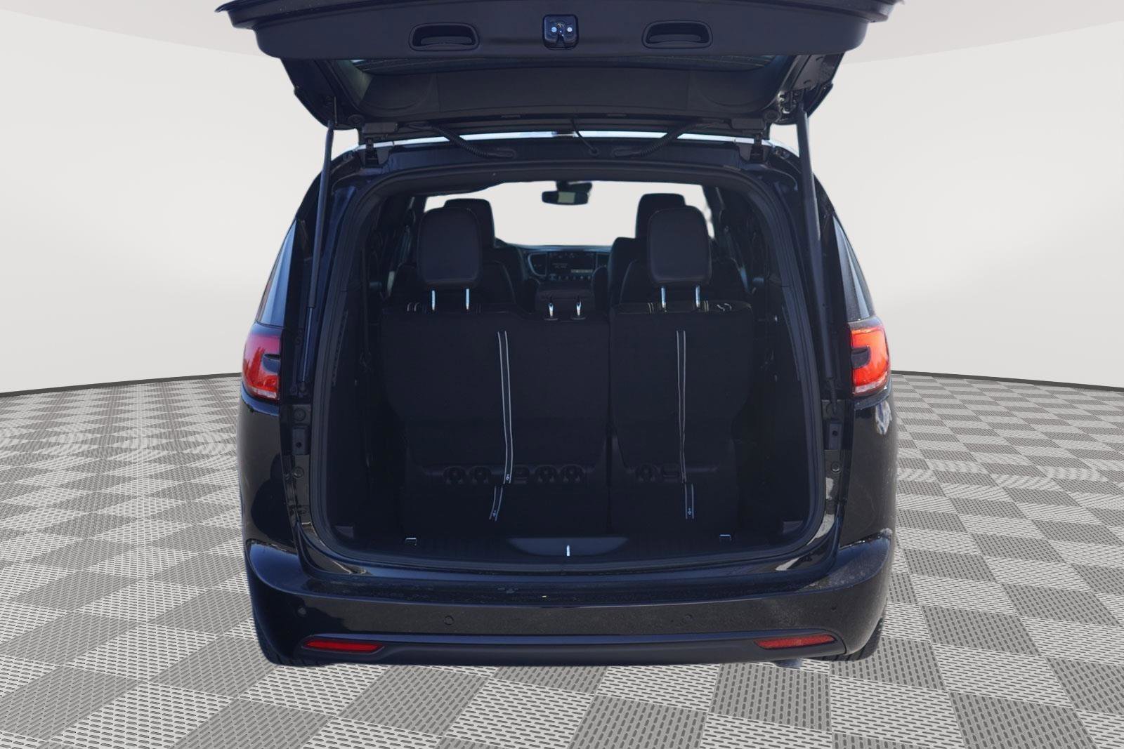 New 2026 Chrysler Pacifica Select w/ S Appearance Package image 7