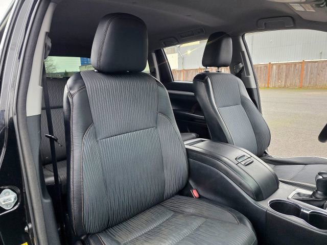 Used 2015 Toyota Highlander LE image 25