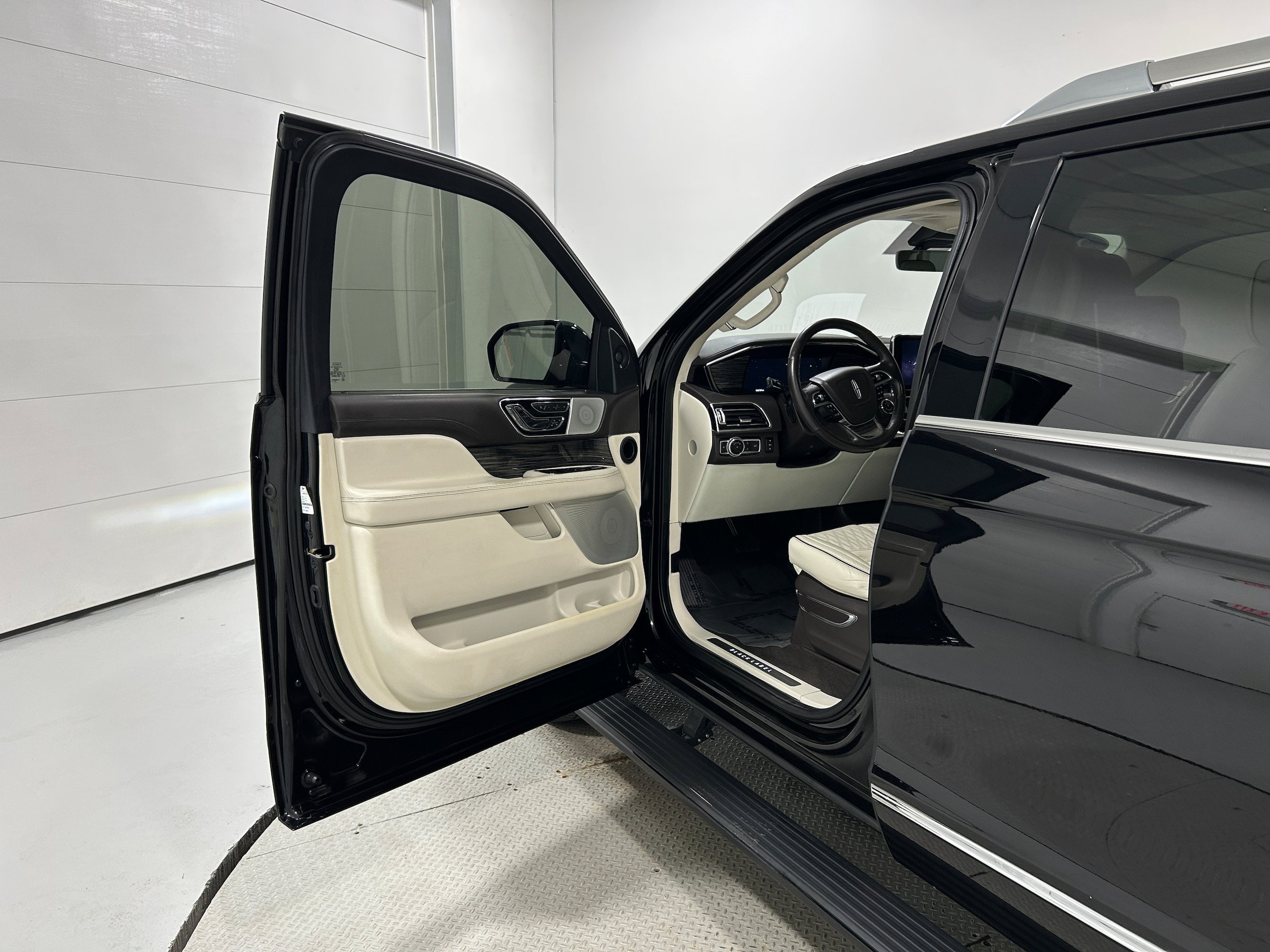 Used 2019 Lincoln Navigator L Black Label AWD/4WD image 24