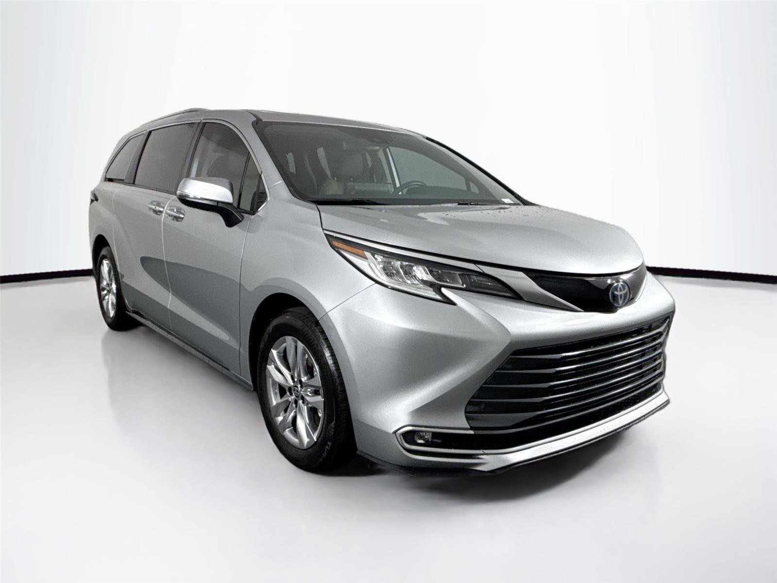 Certified 2023 Toyota Sienna Limited image 4