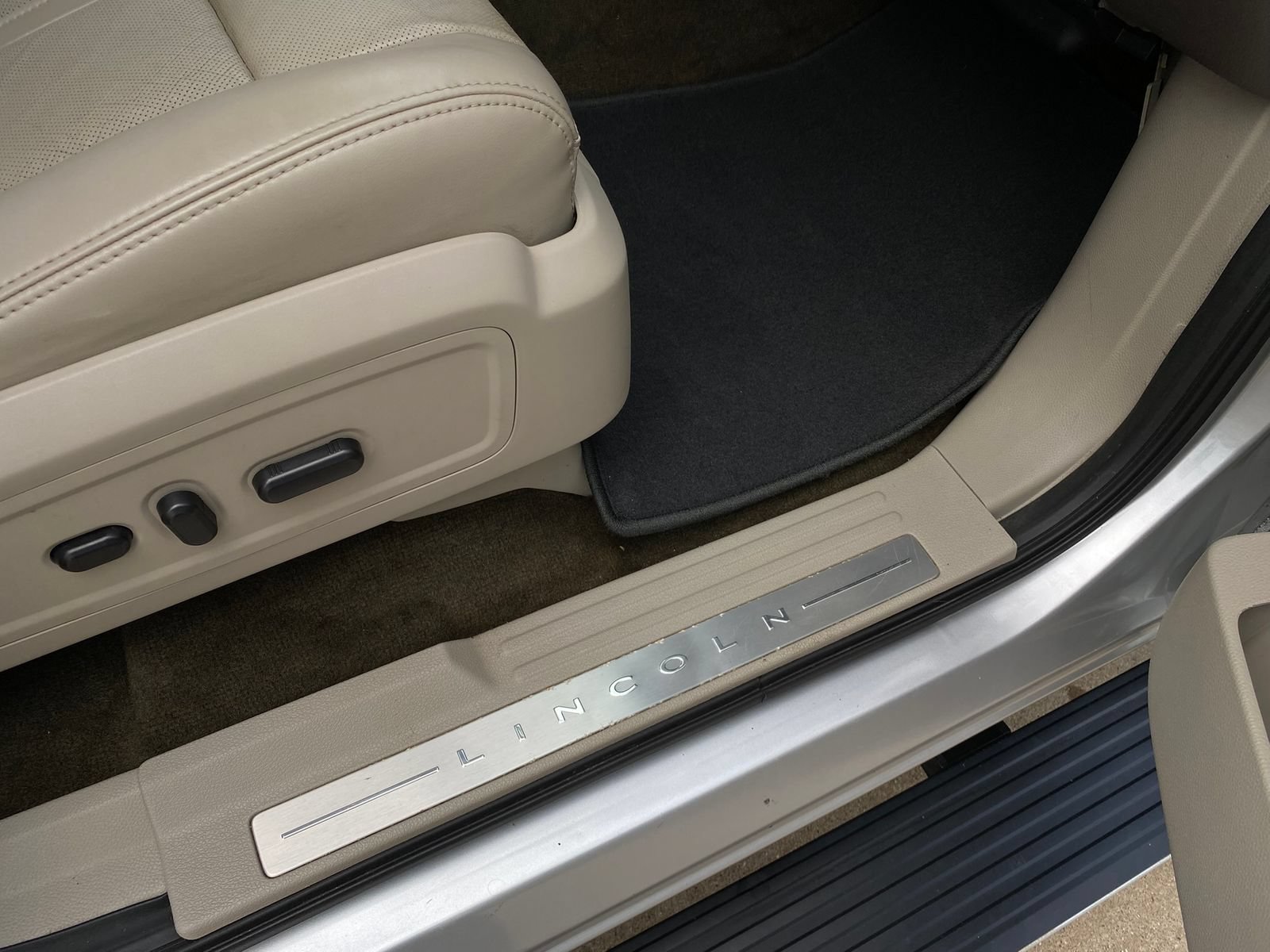 Used 2017 Lincoln Navigator L Select RWD image 15