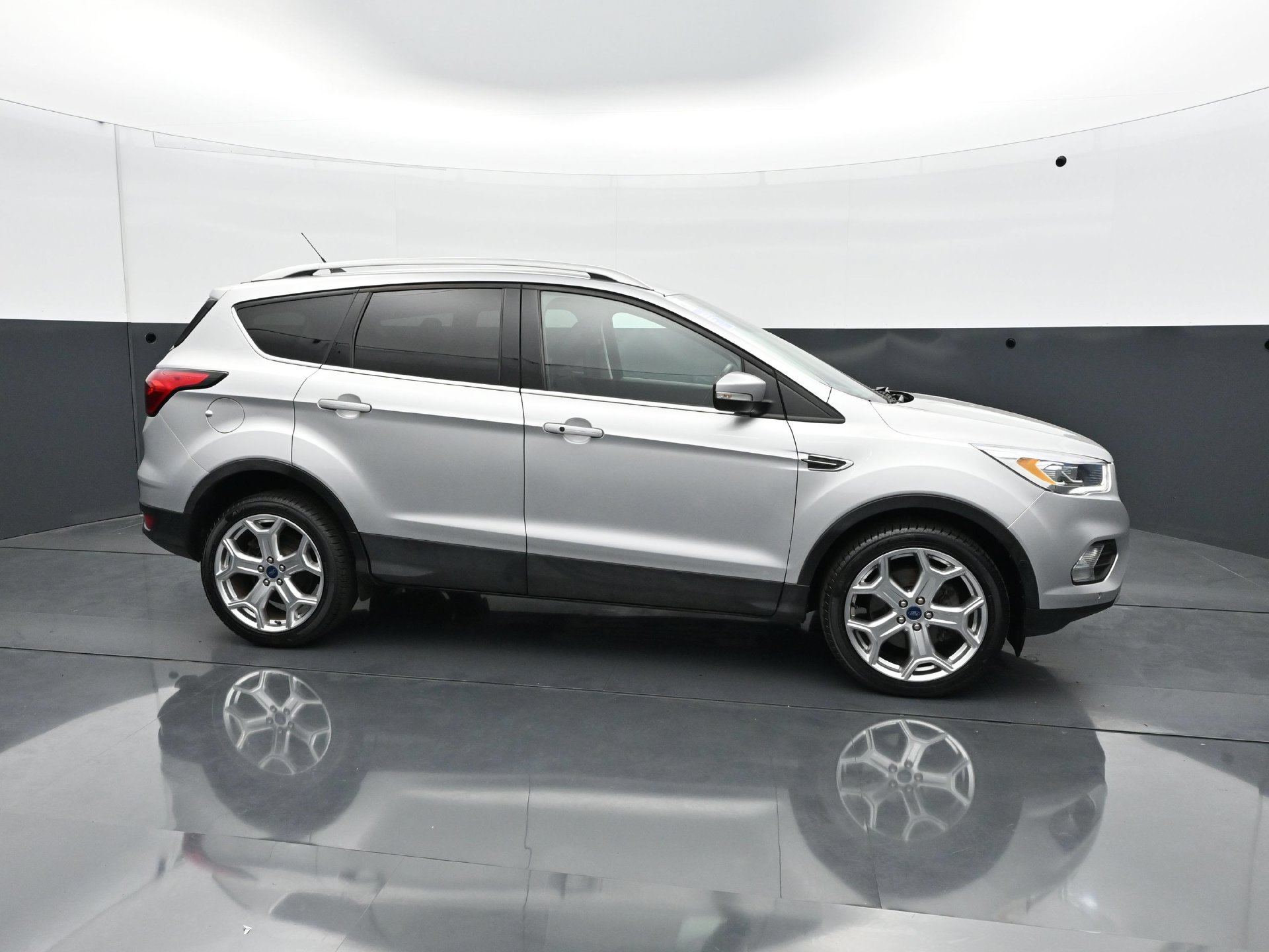Used 2019 Ford Escape Titanium w/ U9j03 - Titanium Tow Package AWD/4WD image 8