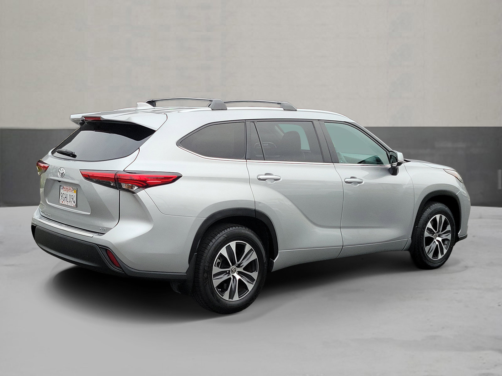 Used 2023 Toyota Highlander XLE FWD image 2