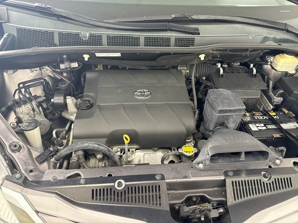 Used 2015 Toyota Sienna XLE Premium FWD image 28