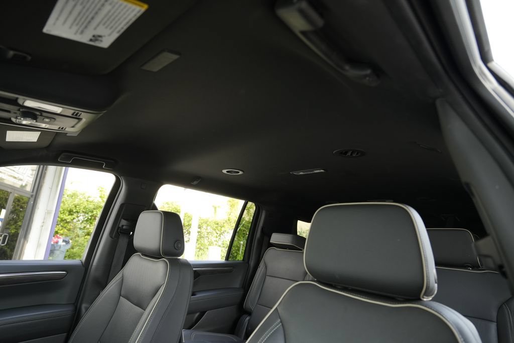 Used 2025 Chevrolet Suburban Premier AWD/4WD image 18