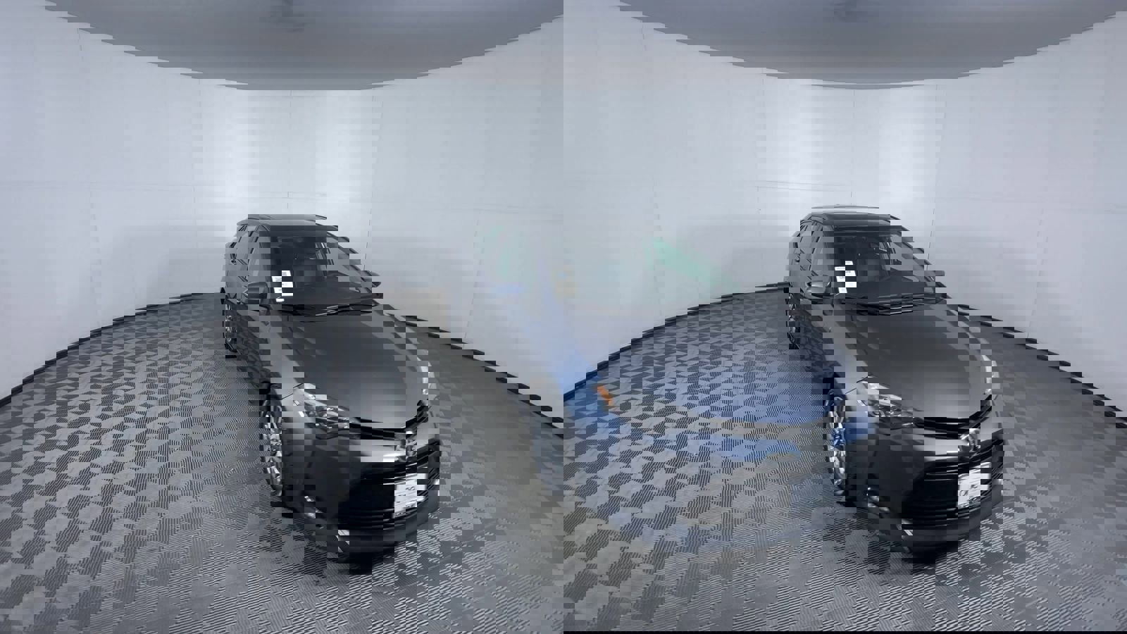 Used 2017 Toyota Corolla XLE image 2