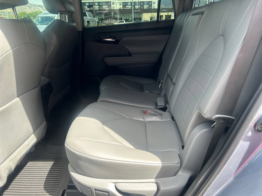 Used 2022 Toyota Highlander XLE AWD/4WD image 29