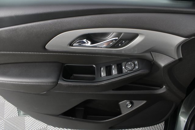 Used 2023 Chevrolet Traverse LT w/ Rear Camera Mirror Package image 15