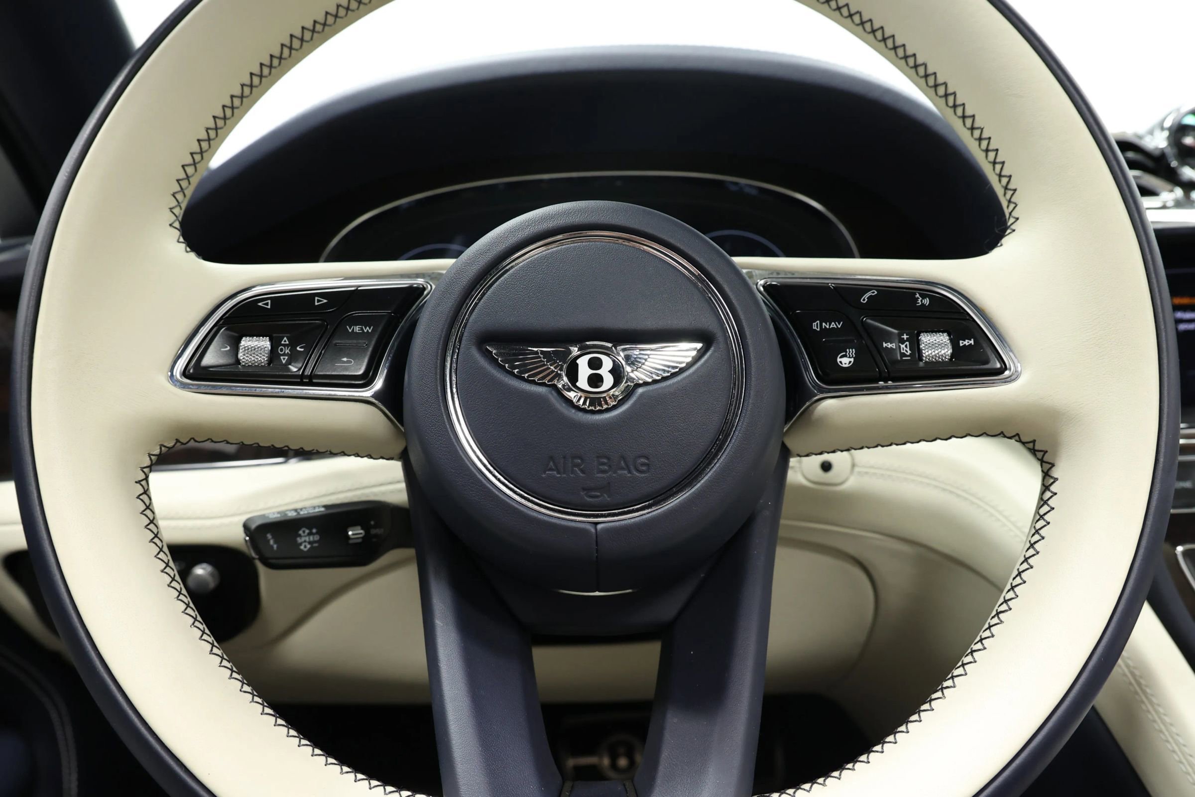 Used 2022 Bentley Bentayga image 34