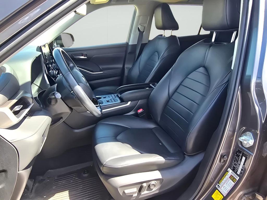Used 2021 Toyota Highlander XLE AWD/4WD image 26