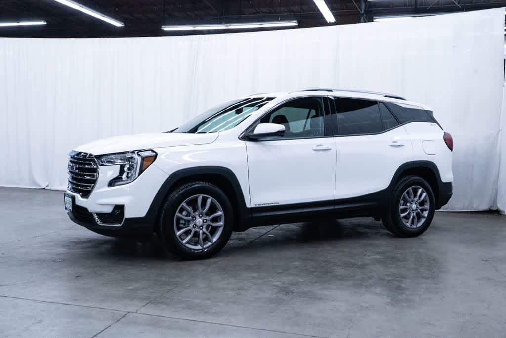 Used 2024 GMC Terrain SLT AWD/4WD image 3