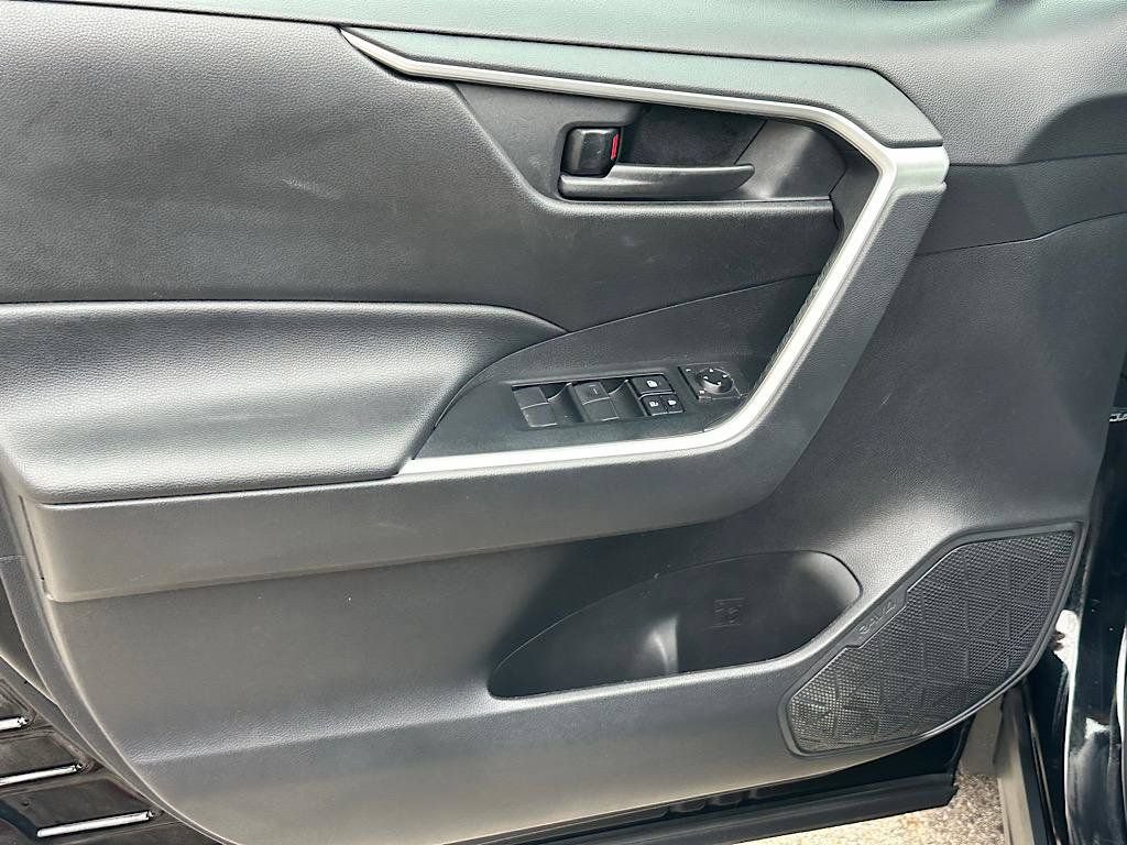 Used 2021 Toyota RAV4 LE AWD/4WD image 14