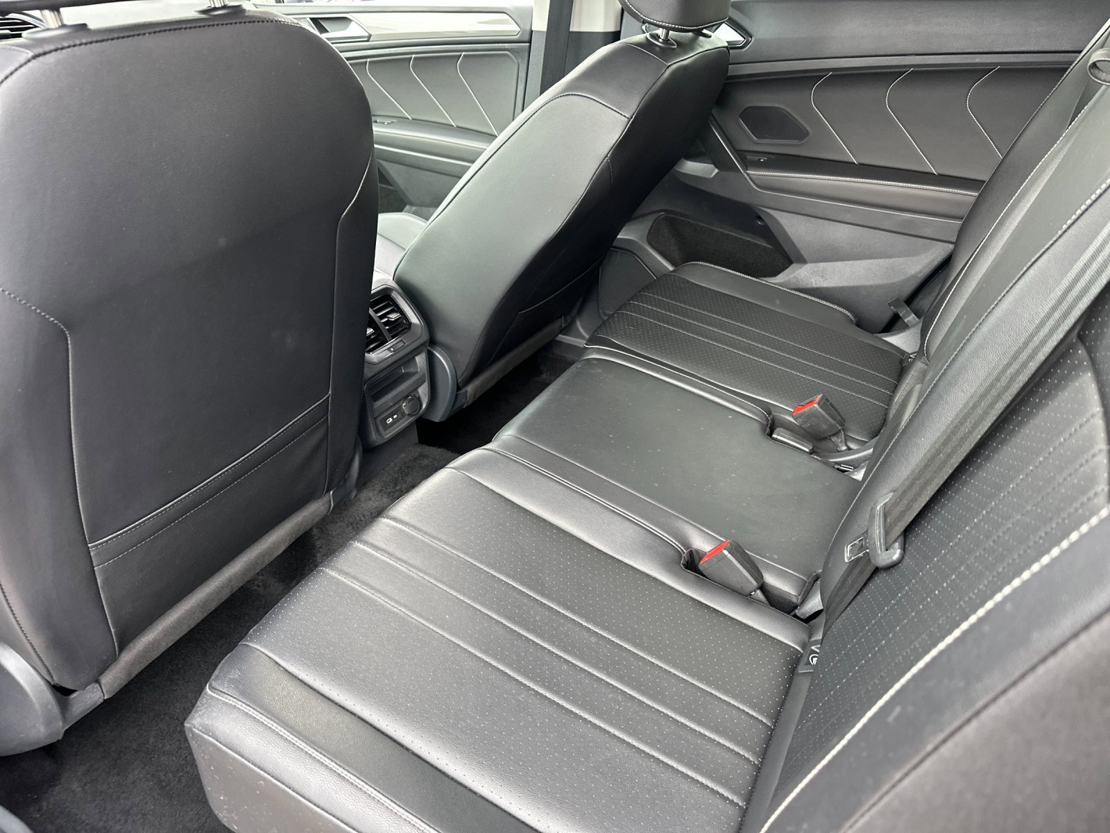 Used 2024 Volkswagen Tiguan SE image 11