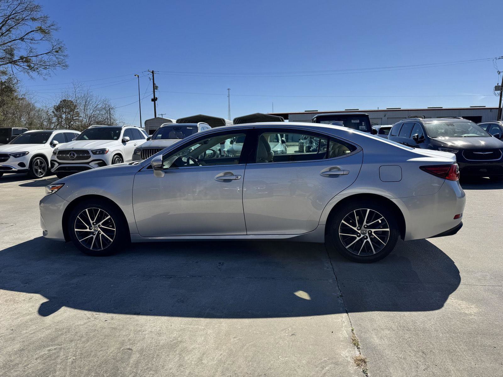 Used 2018 Lexus ES 350 w/ Luxury Package w/Wood Trim image 16