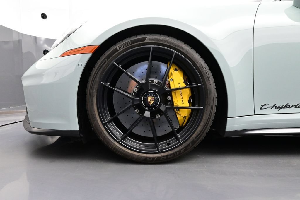 Certified 2025 Porsche 911 Carrera GTS RWD image 6