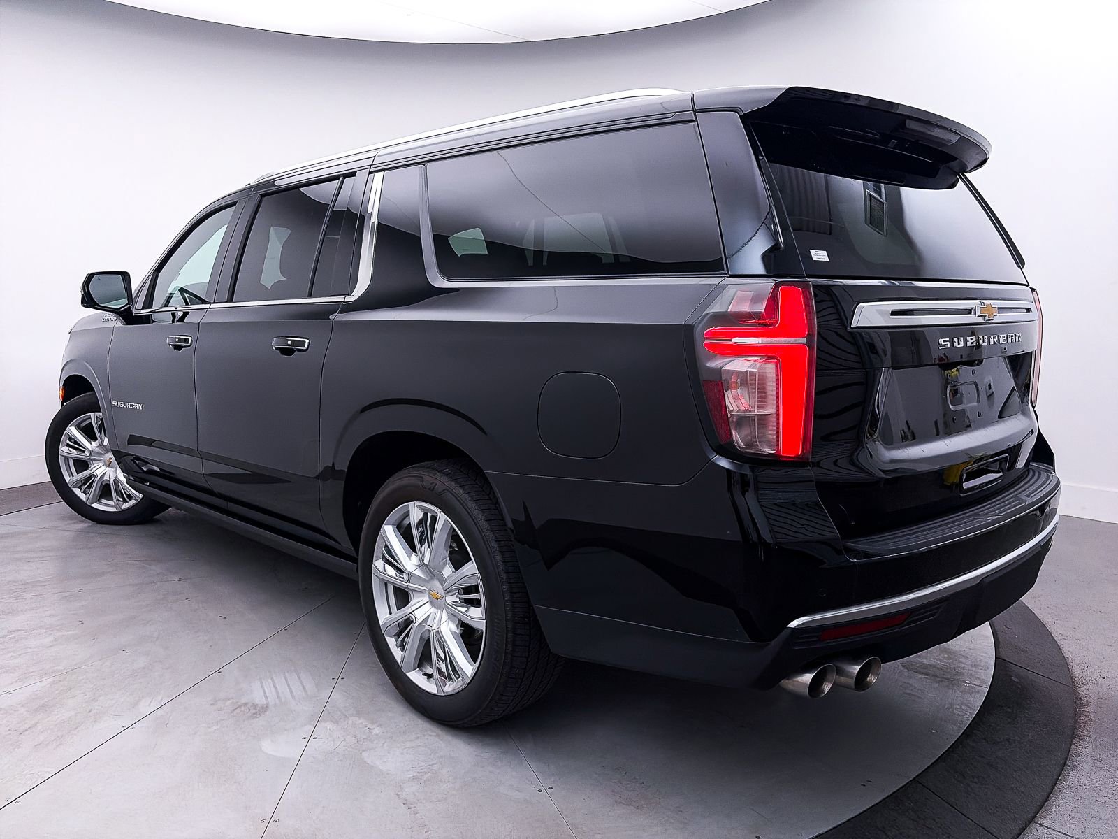 Used 2024 Chevrolet Suburban High Country AWD/4WD image 2