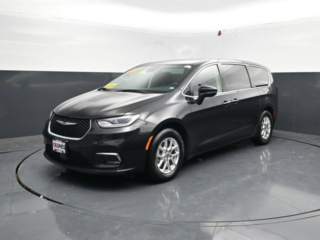 Used 2023 Chrysler Pacifica Touring-L FWD image 3