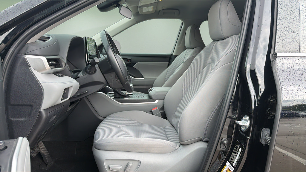 Used 2024 Toyota Highlander LE AWD/4WD image 20