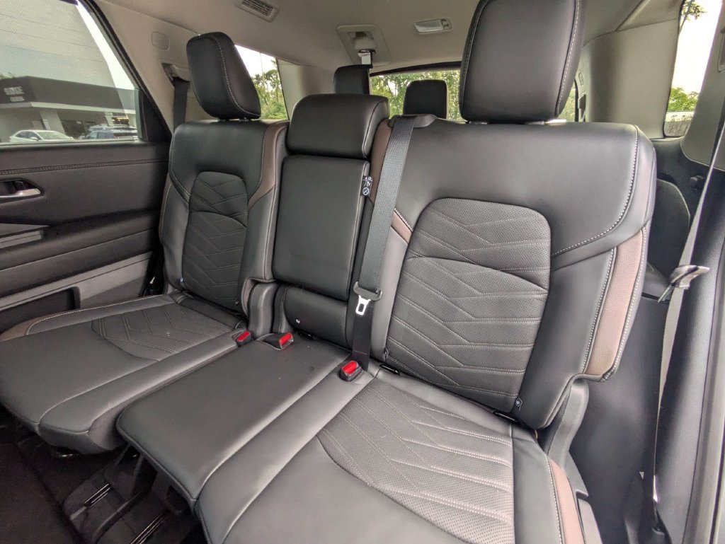 Used 2025 Nissan Pathfinder Platinum w/ Black Appearance Package FWD image 16