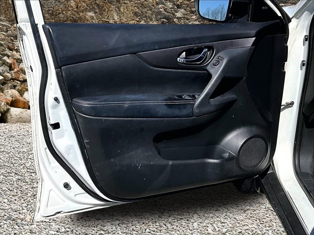 Used 2016 Nissan Rogue SV w/ SV Premium Package image 21