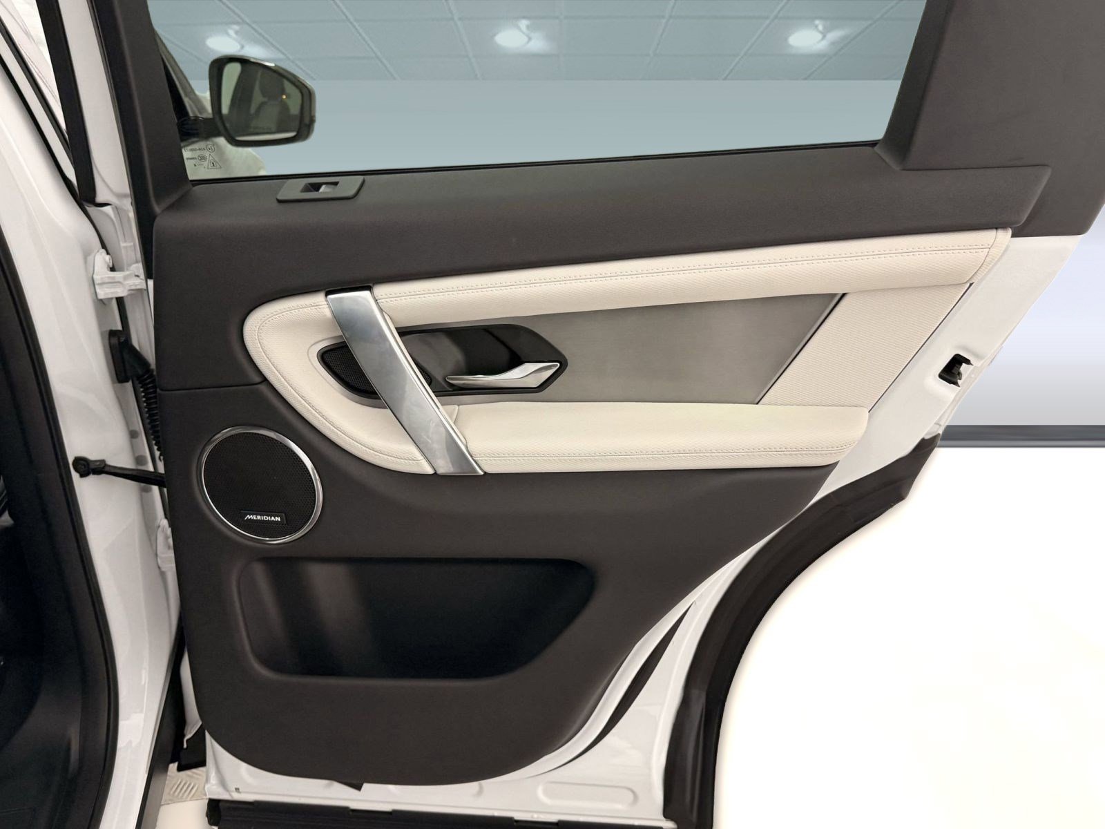 Used 2025 Land Rover Discovery Sport Dynamic SE image 33