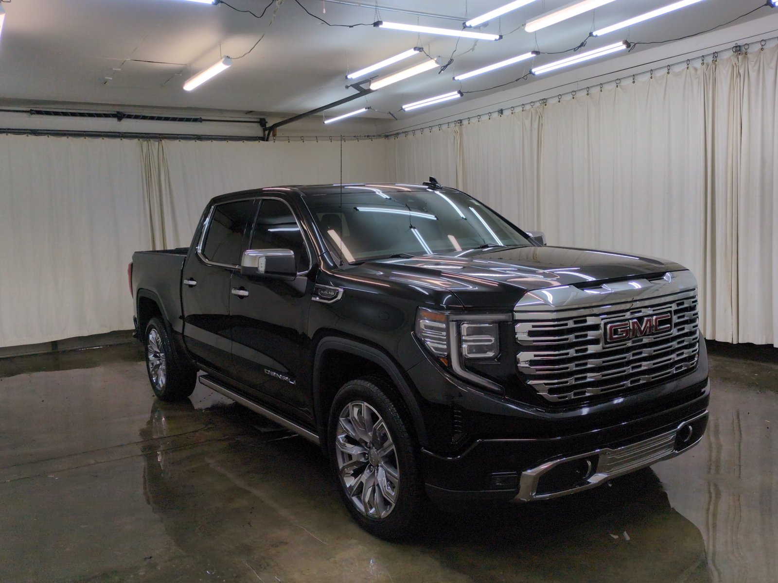 Used 2025 GMC Sierra 1500 Denali w/ Denali Reserve Package AWD/4WD image 3
