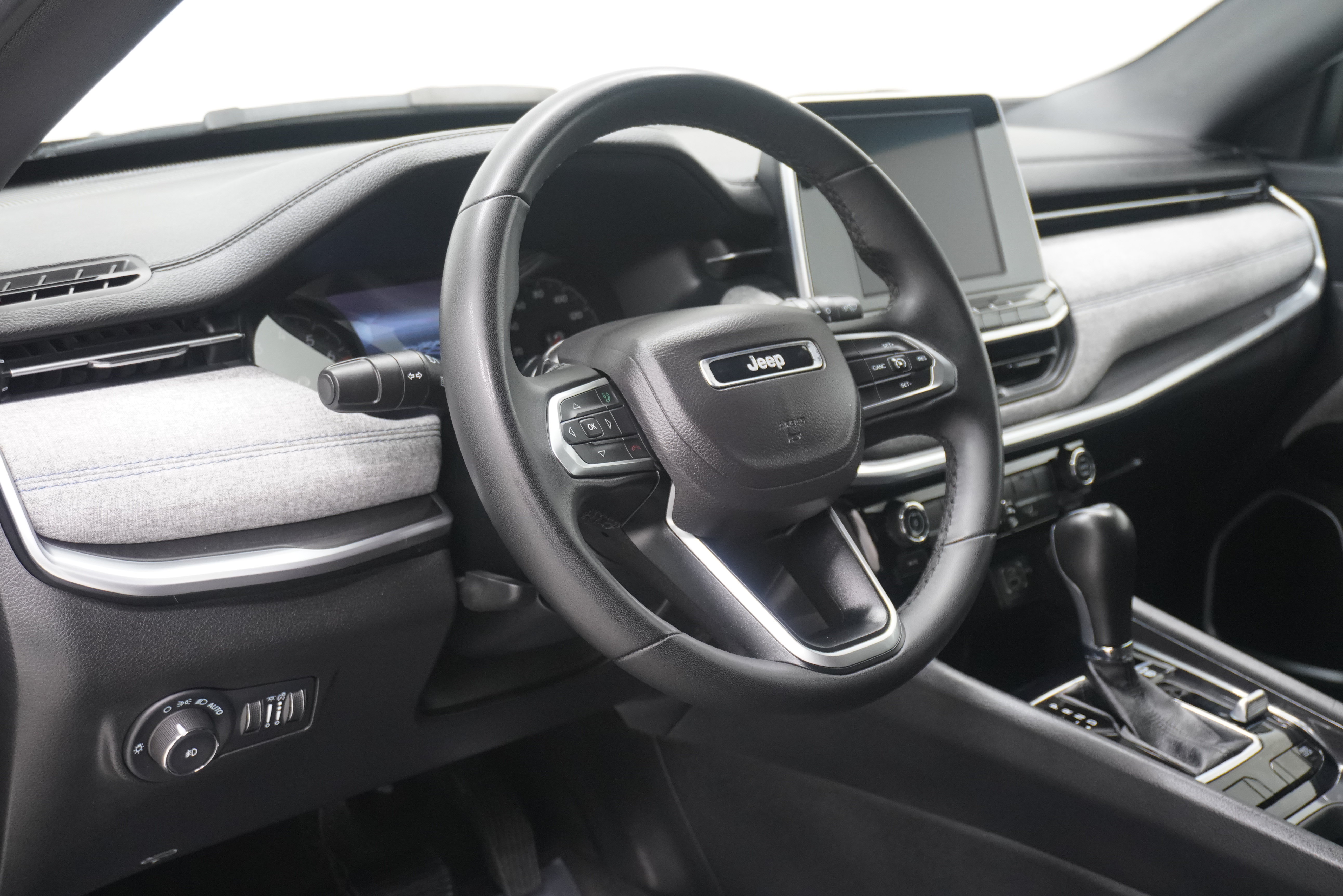 Used 2025 Jeep Compass Latitude AWD/4WD image 10