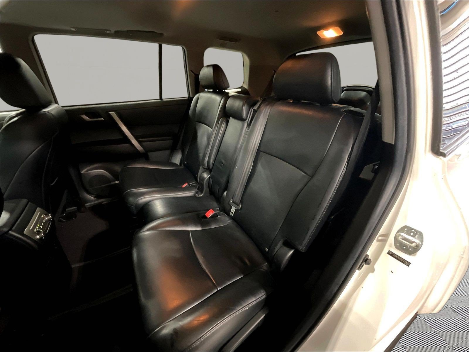 Used 2013 Toyota Highlander SE AWD/4WD image 21