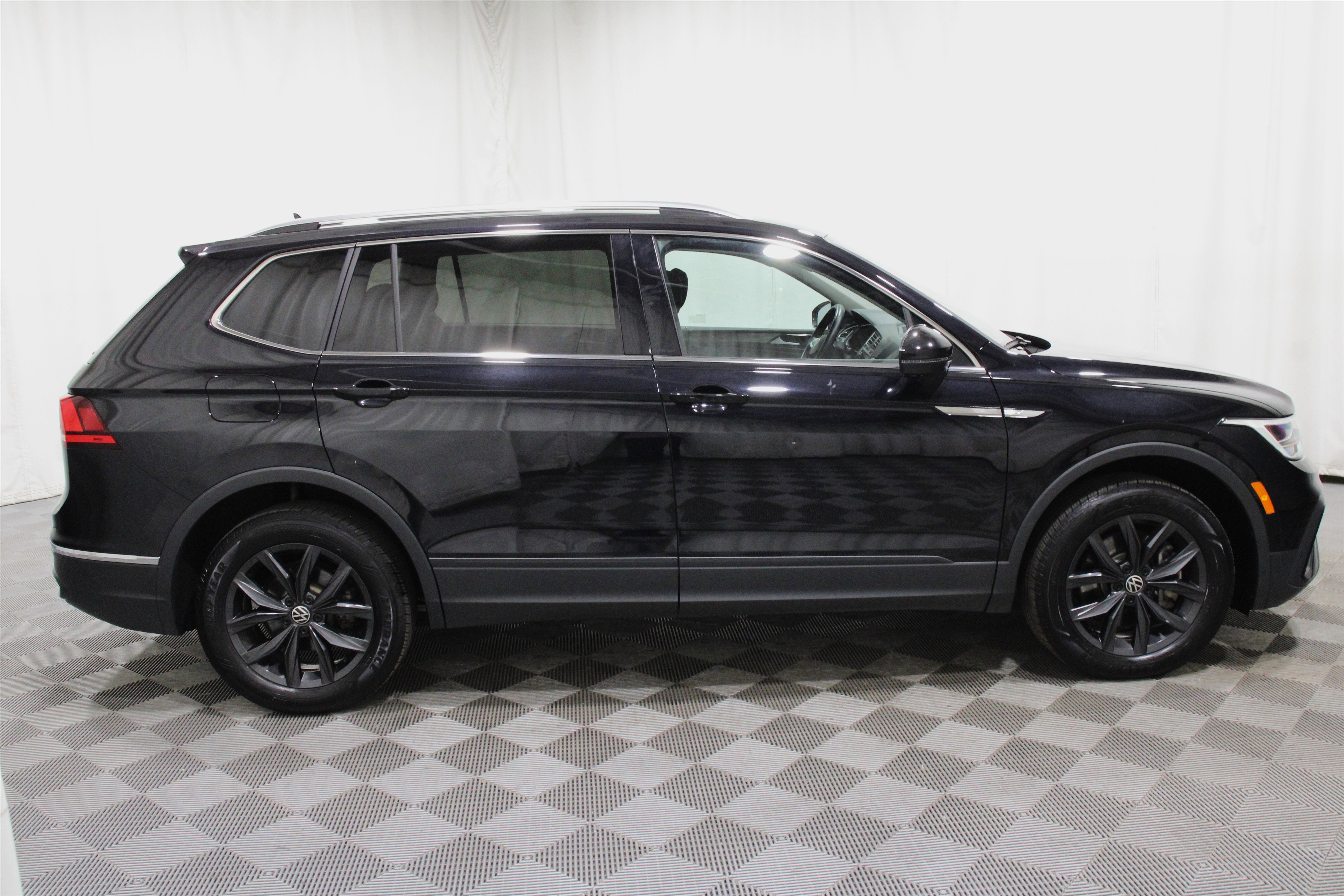 Used 2024 Volkswagen Tiguan SE image 31