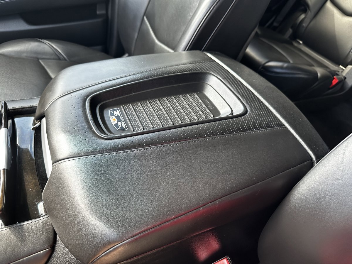 Used 2018 Cadillac Escalade Platinum AWD/4WD image 21
