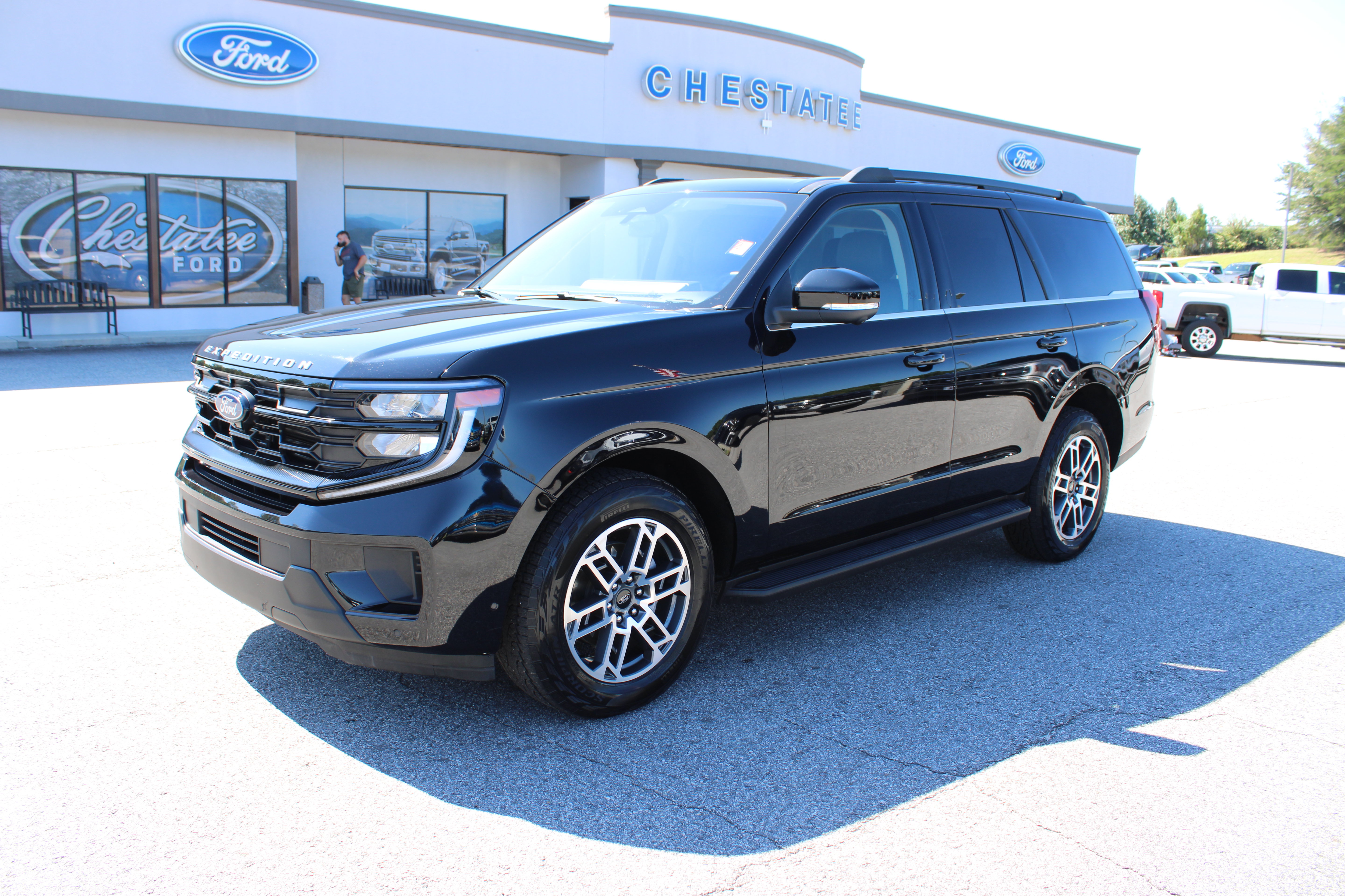 Used 2025 Ford Expedition Active AWD/4WD image 2