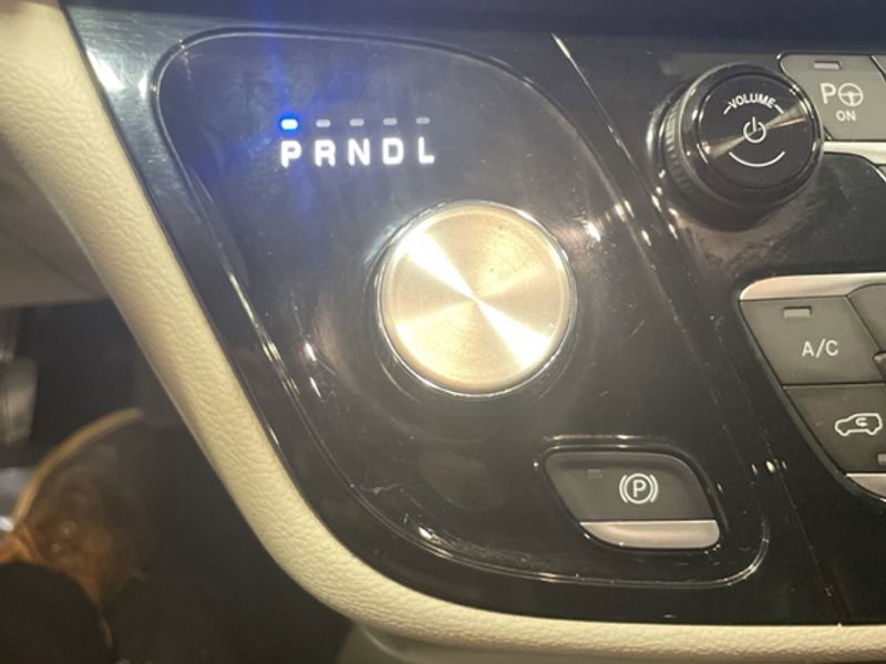 Used 2023 Chrysler Pacifica Touring-L w/ Uconnect Theater Family Group image 25