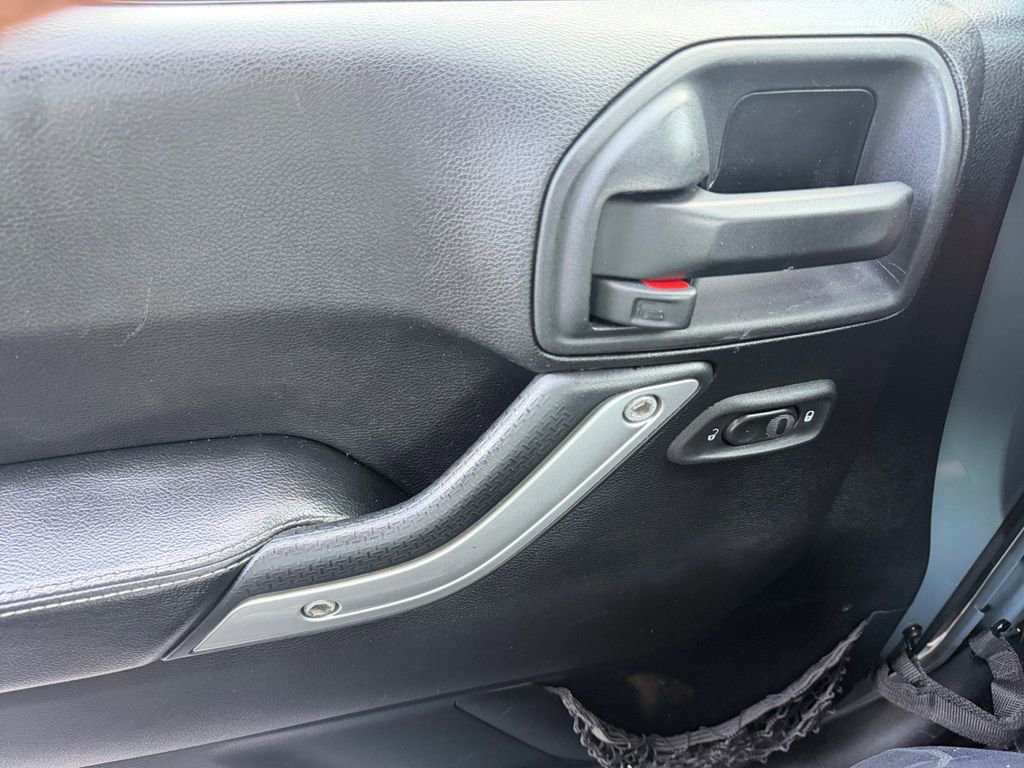 Used 2014 Jeep Wrangler Unlimited Rubicon AWD/4WD image 11